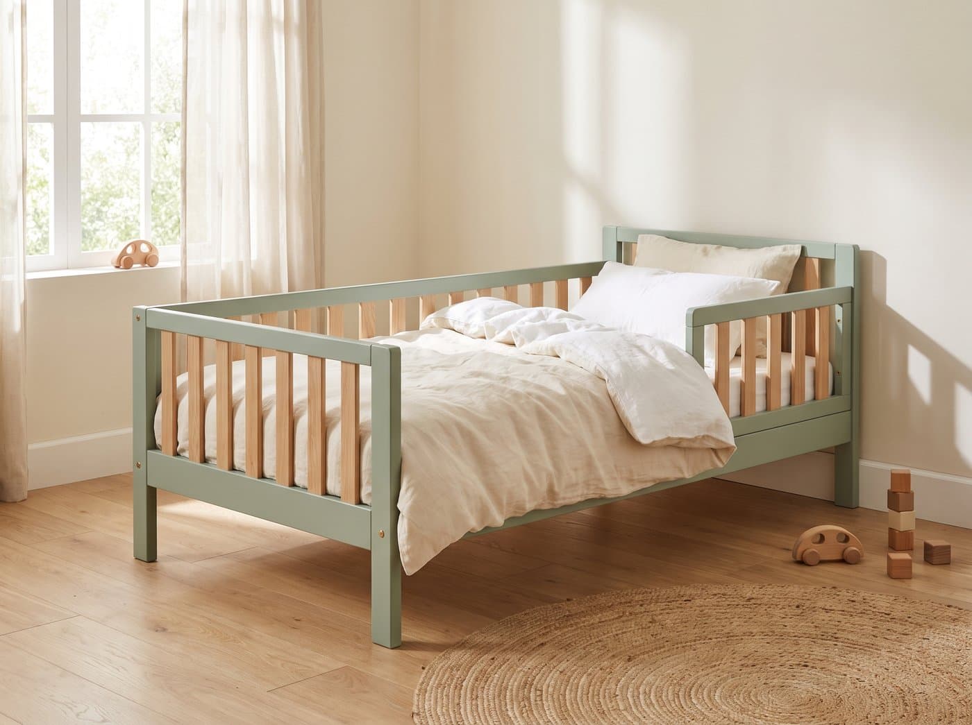 Houten kinderbed 140x200 in salie groen in een ruime kinderkamer